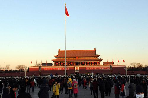 1月1日清晨,北京天安門廣場舉行隆重的升國旗儀式,來自全國各地的1.2萬名群眾冒著寒風觀看升旗儀式,迎接2009年的到來。新華社記者 唐召明 攝