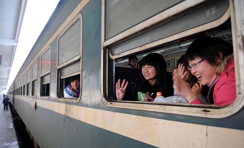 1月8日,幾名高校學(xué)生在南昌火車(chē)站等待列車(chē)出發(fā)。南昌鐵路局于1月8日起提前預(yù)熱,啟動(dòng)春運(yùn)狀態(tài)。今年春運(yùn)南昌鐵路局預(yù)計(jì)旅客發(fā)送量將達(dá)到1215萬(wàn)人次,同比增加100萬(wàn)人次。其中直通旅客673萬(wàn)人次,同比增長(zhǎng)11%;管內(nèi)旅客542萬(wàn)人次,同比增長(zhǎng)6.6%。任務(wù)壓力、組織難度都將超過(guò)往年。新華社發(fā)(周科 攝)