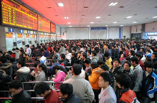 1月8日,旅客在南昌火車(chē)站售票廳排隊(duì)購(gòu)票。南昌鐵路局于1月8日起提前預(yù)熱,啟動(dòng)春運(yùn)狀態(tài)。今年春運(yùn)南昌鐵路局預(yù)計(jì)旅客發(fā)送量將達(dá)到1215萬(wàn)人次,同比增加100萬(wàn)人次。其中直通旅客673萬(wàn)人次,同比增長(zhǎng)11%;管內(nèi)旅客542萬(wàn)人次,同比增長(zhǎng)6.6%。任務(wù)壓力、組織難度都將超過(guò)往年。新華社發(fā)(周科 攝)