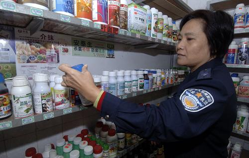 1月9日,海南省文昌市農(nóng)業(yè)執(zhí)法大隊的工作人員在文昌市文城鎮(zhèn)一處農(nóng)資銷售點(diǎn)檢查農(nóng)資產(chǎn)品。目前正是海南冬季瓜菜生產(chǎn)的高峰期,為了確保農(nóng)資產(chǎn)品安全,文昌市農(nóng)業(yè)部門加大了對農(nóng)資市場的整治力度,查處經(jīng)營假冒、偽劣農(nóng)資產(chǎn)品案件,從源頭上確保冬季瓜菜的質(zhì)量安全。新華社記者 趙穎全 攝
