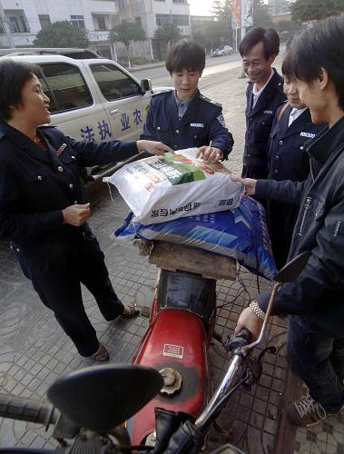 1月9日,海南省文昌市農(nóng)業(yè)執(zhí)法大隊的工作人員在文昌市文城鎮(zhèn)一處農(nóng)資銷售點(diǎn)檢查農(nóng)資產(chǎn)品。目前正是海南冬季瓜菜生產(chǎn)的高峰期,為了確保農(nóng)資產(chǎn)品安全,文昌市農(nóng)業(yè)部門加大了對農(nóng)資市場的整治力度,查處經(jīng)營假冒、偽劣農(nóng)資產(chǎn)品案件,從源頭上確保冬季瓜菜的質(zhì)量安全。新華社記者 趙穎全 攝