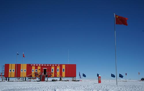 2月2日拍攝的建成后的中國南極昆侖站。中山站時間2日9時25分,我國首個南極內(nèi)陸考察站——中國南極昆侖站正式開站,中國第25次南極科考隊(duì)內(nèi)陸冰蓋隊(duì)隊(duì)長李院生被任命為首任站長。新華社發(fā)