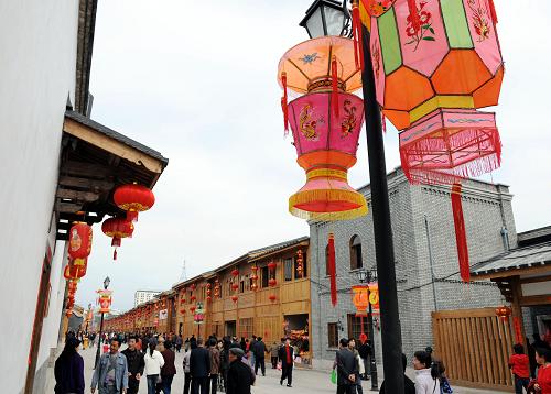 2月4日,福州市民在南后街游玩、賞燈。元宵佳節(jié)臨近,福州傳統(tǒng)花燈一條街——南后街被各色花燈裝扮一新,近百家花燈商鋪生意日益紅火,市民不僅可以在這里購買到喜愛的花燈,還可以觀賞傳統(tǒng)花燈的制作過程。新華社記者 姜克紅 攝