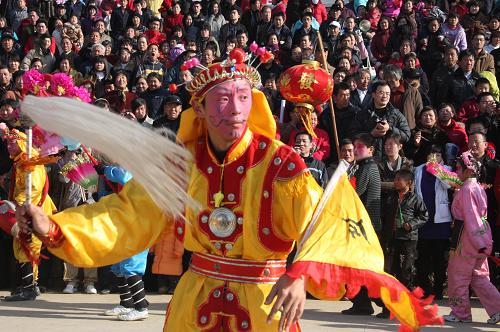 2月3日,山東海陽市盤石村的秧歌隊在毓璜頂廟會上表演。 當日是農歷正月初九,煙臺市傳統的毓璜頂廟會開幕,近4萬人喜逛廟會慶新春。新華社發(fā)(武前才 攝)