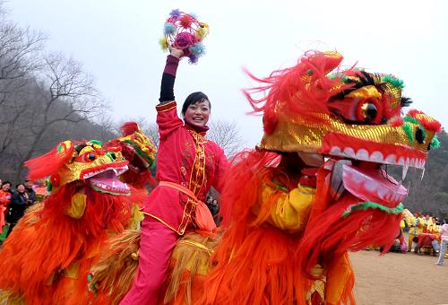 2月3日,滁州明光市張八嶺龍燈隊在瑯琊山廟會上表演舞獅。 當日是一年一度的安徽滁州瑯琊山正月初九傳統廟會,來自四面八方的群眾扶老攜幼趕往瑯琊山國家森林公園,賞美景、觀民俗,共賀新春。新華社發(fā)(王家國 攝)
