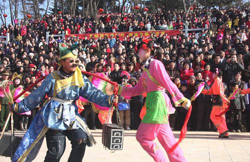 2月3日,山東海陽市盤石村的秧歌隊在毓璜頂廟會上表演。 當日是農歷正月初九,煙臺市傳統的毓璜頂廟會開幕,近4萬人喜逛廟會慶新春。新華社發(fā)(武前才 攝)