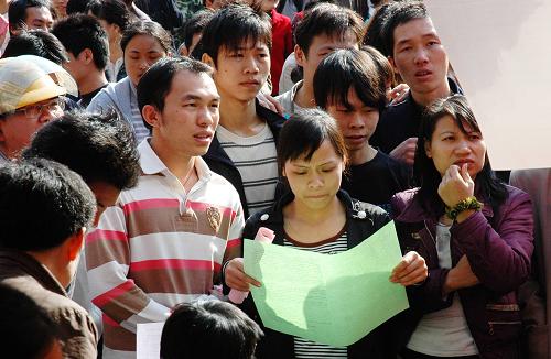 2月5日,眾多務(wù)工人員在廣西上思縣舉行的招聘會現(xiàn)場應(yīng)聘。當(dāng)日,廣西防城港市在上思縣舉辦“春風(fēng)行動”現(xiàn)場招聘會,參加招聘會的50多家用工單位提供了7000多個就業(yè)崗位,吸引眾多返鄉(xiāng)農(nóng)民工、大中專畢業(yè)生等到場應(yīng)聘。新華社發(fā)(梁富盈 攝)