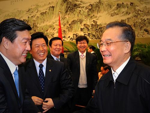 這是2月10日,溫家寶與企業(yè)界代表交談。新華社記者 劉建生 攝