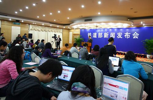 2月19日,鐵道部在北京舉行新聞發(fā)布會(huì),介紹春運(yùn)情況。為期40天的鐵路春運(yùn)工作將于當(dāng)日全面結(jié)束。鐵道部數(shù)據(jù)顯示,今年春運(yùn)期間共運(yùn)送旅客1.92億人次,日均發(fā)送量480萬人次,同比增長了10.6%,其中單日最高峰發(fā)送旅客592.9萬人次。新華社記者高學(xué)余 攝