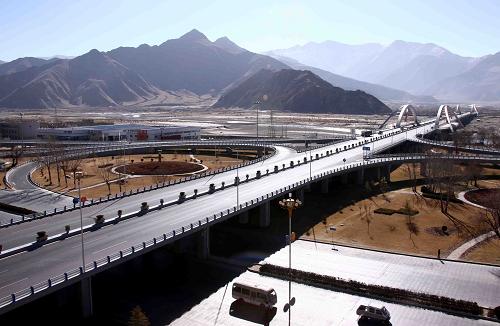 圖為1月7日拍攝的拉薩柳梧大橋。該橋2007年建成,總投資4.5億元,是西藏第一座現(xiàn)代化城市特大型立交橋,它的建成縮短了拉薩市區(qū)至拉薩火車站的距離。 2008年,西藏完成區(qū)內(nèi)生產(chǎn)總值(GDP)392億元,連續(xù)16年保持兩位數(shù)增長,而民主改革的初期1959年,西藏GDP僅為1.74億元。民主改革走過50年,西藏經(jīng)濟(jì)得到了迅速發(fā)展。新華社記者 陳建力 攝