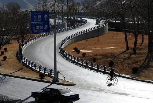 圖為1月7日拍攝的拉薩柳梧大橋。該橋2007年建成,總投資4.5億元,是西藏第一座現(xiàn)代化城市特大型立交橋,它的建成縮短了拉薩市區(qū)至拉薩火車站的距離。 新華社記者 金良快 攝