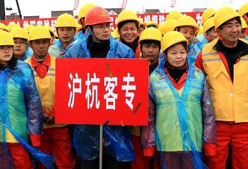 2月26日,參加滬杭高鐵建設(shè)的員工在開工儀式上。新華社記者 陳飛 攝