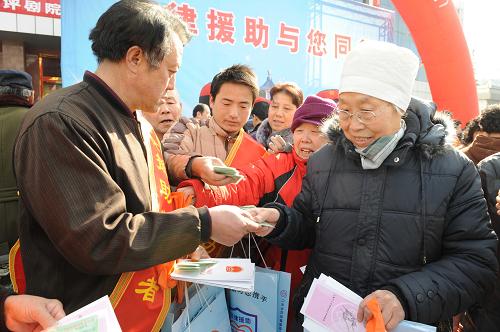 2月26日,志愿者在發(fā)放“法律援助惠民服務(wù)戶卡”。當(dāng)日,北京市門頭溝區(qū)司法局舉辦“法律援助與您同行”宣傳活動,宣傳即將實施的《北京市法律援助條例》。2009年3月1日,《北京市法律援助條例》將正式實施,實施后,北京市法律援助的經(jīng)濟困難衡量標(biāo)準(zhǔn)從家庭人均月收入410元提高至697元,進(jìn)一步擴大法律援助的覆蓋面,使低收入市民能夠得到更多的免費法律援助服務(wù)。新華社發(fā)(李青山 攝)