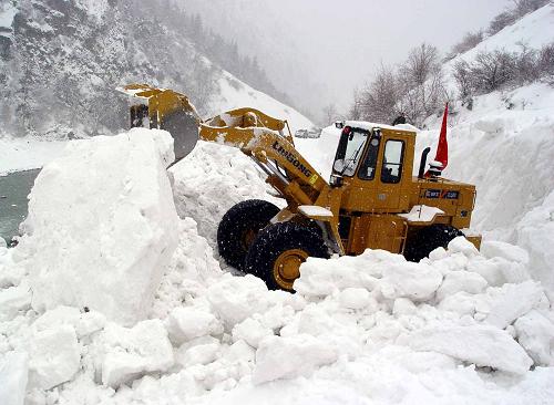 2月27日,負責養(yǎng)護該段公路的武警交通四支隊官兵在雪崩現(xiàn)場指揮裝載機清理積雪。2月26日中午12時至27日下午17時,川藏公路西藏八宿縣然烏鎮(zhèn)至波密縣段連續(xù)發(fā)生多起大型雪崩,幸無人員傷亡,川藏公路徹底中斷。27日中午,武警交通官兵從現(xiàn)場救出30余名被困群眾,6臺車輛。新華社發(fā)(劉云 攝)