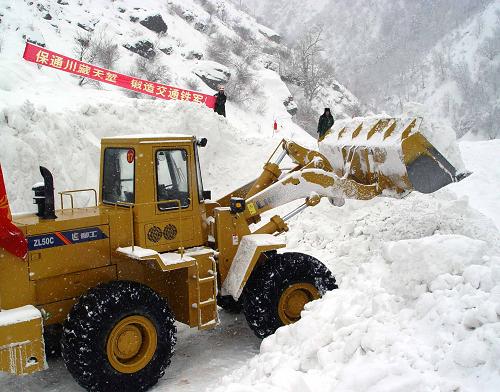 2月27日,負責養(yǎng)護該段公路的武警交通四支隊官兵在雪崩現(xiàn)場搶通道路。2月26日中午12時至27日下午17時,川藏公路西藏八宿縣然烏鎮(zhèn)至波密縣段連續(xù)發(fā)生多起大型雪崩,幸無人員傷亡,川藏公路徹底中斷。27日中午,武警交通官兵從現(xiàn)場救出30余名被困群眾,6臺車輛。新華社發(fā)(劉云 攝)