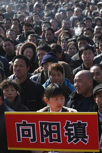 3月10日,來自榆樹縣的應聘者在等待招聘會開始。當日,吉林省最大的勞務輸出縣——榆樹為應對農(nóng)民工的返鄉(xiāng)舉辦萬名農(nóng)民工就業(yè)洽談會,提供涉及50多個工種的就業(yè)崗位約1.5萬個。新華社記者 邵守志 攝