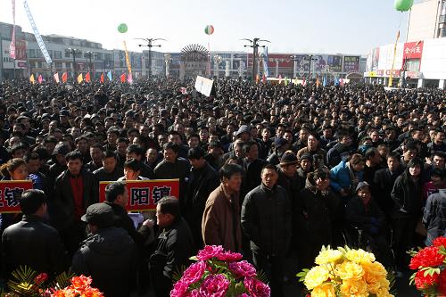 3月10日,吉林省最大的勞務輸出縣——榆樹為應對農(nóng)民工的返鄉(xiāng)舉辦萬名農(nóng)民工就業(yè)洽談會,提供涉及50多個工種的就業(yè)崗位約1.5萬個。新華社記者 邵守志 攝