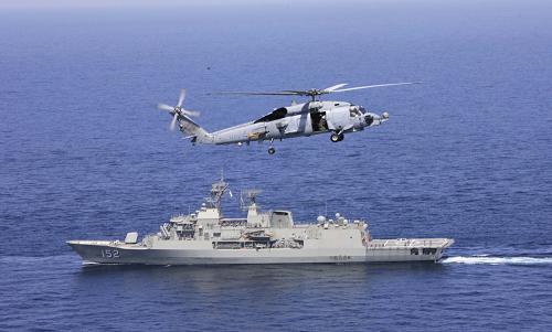 3月9日,參加多國海上聯(lián)合軍演的艦機在巴基斯坦南部卡拉奇港附近的阿拉伯海協(xié)同演練。“和平-09”海上多國聯(lián)合軍事演習(xí)9日進入海上實兵演練階段。預(yù)計演練將持續(xù)到12日。新華社記者 查春明 攝