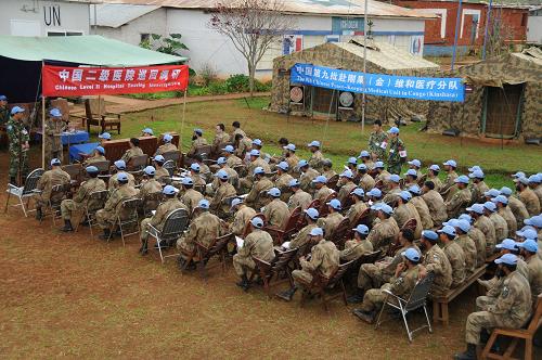 3月17日,在剛果(金)東部城市布卡武,中國維和醫(yī)療分隊在別國維和部隊營地開展流行病調(diào)查、普及衛(wèi)生防病知識。聯(lián)合國駐剛果(金)特派團(聯(lián)剛團)在剛東部地區(qū)的來自巴基斯坦、孟加拉國、印度等國的12個一級醫(yī)院和1個三級醫(yī)院的醫(yī)務(wù)人員于3月17日結(jié)束了在中國第九批赴剛果(金)維和醫(yī)療分隊(二級醫(yī)院)的觀摩學習。新華社發(fā)(武國強 攝)