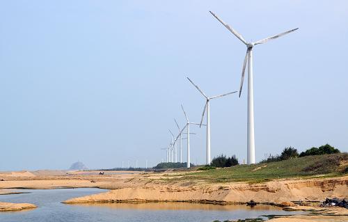 海南東方風(fēng)力發(fā)電廠發(fā)電機(jī)組(3月30日攝)。海南東方風(fēng)力發(fā)電廠于1997年投產(chǎn)使用,裝有18臺(tái)共8700千瓦的發(fā)電機(jī)組,每年向海南省電網(wǎng)輸送清潔電能約1500萬千瓦時(shí),年產(chǎn)值近1000萬元,上繳利稅60多萬元。與同產(chǎn)量燃煤火電站相比,每年可節(jié)約煤炭5萬多噸,節(jié)約用水5萬多噸,并減少約1.2萬噸的二氧化碳排放量,經(jīng)濟(jì)效益和社會(huì)效益顯著。新華社記者 郭程 攝