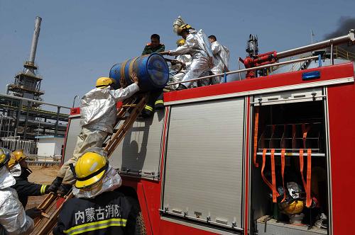 這是消防官兵正在奮力撲救(4月8日攝)。4月8日凌晨4時30分許,內蒙古伊泰集團煤間接液化項目基地1號、2號輕質油儲油罐發(fā)生火災事故,火災未造成人員傷亡和關鍵生產(chǎn)設備的損毀。截至當日16時10分,明火已被全部撲滅,火勢得到有效控制。新華社記者 張領 攝