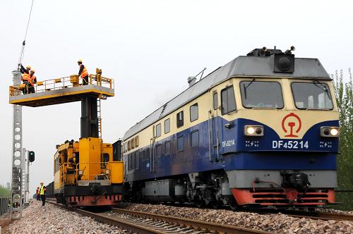 4月14日,中鐵電氣化局集團(tuán)一公司的施工人員在作業(yè)車上操作。當(dāng)日,中鐵電氣化局集團(tuán)一公司的施工人員在河北省境內(nèi)深州至邢家村區(qū)段成功架設(shè)起京九鐵路電氣化改造工程的第一條接觸網(wǎng)導(dǎo)線,標(biāo)志著京九鐵路電氣化改造工程進(jìn)入掛網(wǎng)架線階段。這項(xiàng)工程于2008年8月6日開工建設(shè),計(jì)劃2009年底竣工。京九鐵路實(shí)現(xiàn)電氣化改造后,列車運(yùn)行最高時(shí)速將從160公里提高到200公里,運(yùn)輸能力將提高近30%。新華社記者 王民 攝