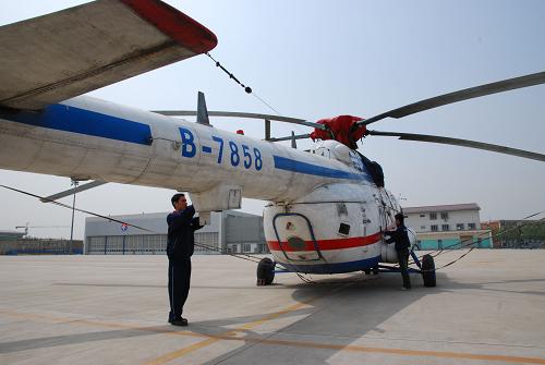 4月14日,在位于天津濱海國際機場的直升機大修基地,技術人員對經過維修的直升機進行檢測。近日,天津翔宇航空維修工程有限公司作為中國民航界的第一家直升機大修公司,在位于天津濱海國際機場的新基地順利落成并取得大修證。以前國內直升機主要是送到國外進行維修,該基地的建立將大大降低國內航空企業(yè)直升機的維修成本。新華社發(fā)(王國慶 攝)