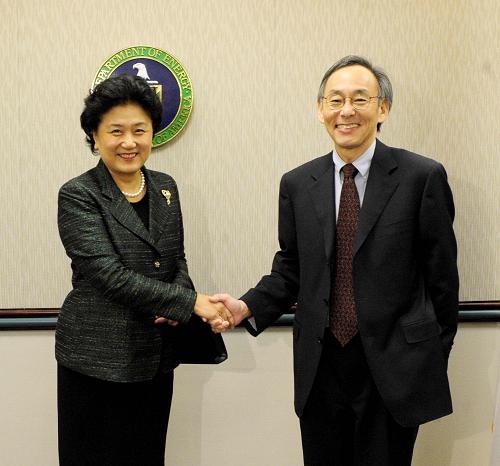 4月15日,正在美國(guó)訪問(wèn)的中國(guó)國(guó)務(wù)委員劉延?xùn)|(左)在華盛頓美國(guó)能源部會(huì)見(jiàn)美國(guó)能源部長(zhǎng)朱棣文。新華社記者張巖攝