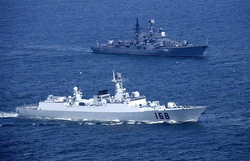 2005年8月23日,中俄海軍導(dǎo)彈驅(qū)逐艦在實(shí)施海上協(xié)同。參加“和平使命-2005”中俄聯(lián)合軍事演習(xí)的雙方海空軍部隊(duì),經(jīng)過數(shù)天高強(qiáng)度實(shí)兵對(duì)抗,23日在山東半島東南海域進(jìn)行海上封鎖作戰(zhàn)演練。新華社記者 查春明 攝
