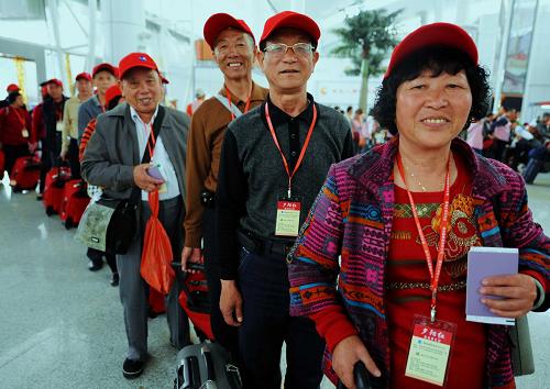 4月22日,直航高雄旅游的游客在廈門東渡廈金客運(yùn)碼頭排隊上船。當(dāng)日8時,兩岸海上直航客輪——臺灣航業(yè)股分有限公司所屬“臺華輪”搭乘著“情系寶島,千人赴臺游旅游團(tuán)”的900多名游客從廈門東渡廈金客運(yùn)碼頭出發(fā),經(jīng)澎湖駛往高雄。這是2008年開放大陸居民赴臺游以來,首次包船從廈門經(jīng)澎湖直航高雄。此次“臺華輪”獲準(zhǔn)執(zhí)行兩岸客運(yùn)直航,運(yùn)營時間為2009年4月9日到5月31日,共往返航班8個航次,預(yù)計共承運(yùn)旅客7000多人次。新華社記者 張國俊 攝