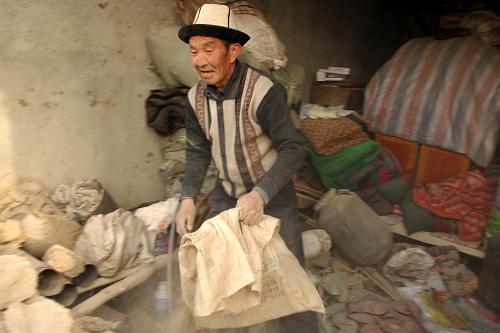 4月23日,新疆阿圖什市哈拉峻鄉(xiāng)歐吐拉哈拉峻村內,村民將物品從受損的房屋內搬出。4月22日15時26分新疆阿圖什市發(fā)生里氏5.0級地震。記者23日12時從新疆阿圖什市哈拉峻鄉(xiāng)了解到,地震已導致當?shù)?780人受災,倒塌房屋257間,暫無人員傷亡報告。新華社記者 趙戈 攝