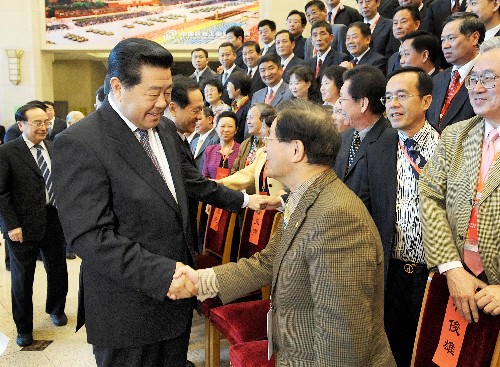 4月24日,中共中央政治局常委、全國(guó)政協(xié)主席、中國(guó)和平統(tǒng)一促進(jìn)會(huì)會(huì)長(zhǎng)賈慶林在北京會(huì)見出席中國(guó)和平統(tǒng)一促進(jìn)會(huì)第八屆海外會(huì)長(zhǎng)會(huì)議的全體代表。 新華社記者 馬占成 攝