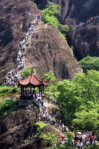 5月1日,游人在武夷山天游峰上排起長龍。當日是“五一” 小長假第一天, 武夷山天游峰上游人如織,但沒有出現(xiàn)“井噴”現(xiàn)象,武夷山景區(qū)旅游秩序井然有序。新華社記者 張國俊 攝