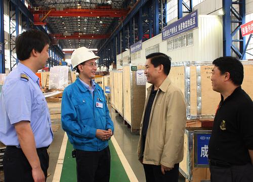 5月9日,成都鐵路局綿陽車務(wù)段和德陽站干部(右二、左一)深入東汽集團(tuán),了解企業(yè)的請(qǐng)車需求。這個(gè)車務(wù)段將東汽集團(tuán)作為重點(diǎn)援助對(duì)象,全力運(yùn)輸生產(chǎn)原料和產(chǎn)品,為東汽恢復(fù)生產(chǎn)做出了貢獻(xiàn)。綿陽車務(wù)段在汶川地震中受災(zāi)嚴(yán)重,管內(nèi)35個(gè)車站均遭損壞。災(zāi)后一年間,車務(wù)段在自身重建的同時(shí),全力投入救災(zāi)重建工作,發(fā)送旅客500余萬人次,向?yàn)?zāi)區(qū)運(yùn)送物資近1400萬噸,并為災(zāi)區(qū)運(yùn)出貨物450余萬噸,有力地支援了地方經(jīng)濟(jì)發(fā)展和重建工作。新華社發(fā)(高錦旭 攝)