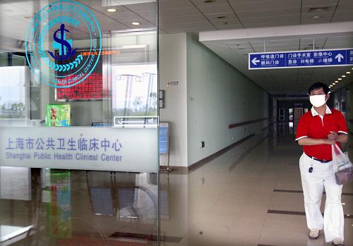 5月25日,一名男子戴著口罩走在上海市公共衛(wèi)生臨床中心內(nèi)。 當(dāng)日,衛(wèi)生部通報(bào),上海報(bào)告的疑似甲型H1N1流感病例目前已被診斷為確診病例。目前我國(guó)內(nèi)地共報(bào)告11例輸入性確診病例。上海報(bào)告的患者,男性,30歲,中國(guó)籍,目前就職于澳大利亞某公司。 經(jīng)中國(guó)疾病預(yù)防控制中心對(duì)疑似患者咽拭子標(biāo)本進(jìn)行檢測(cè),顯示甲型H1N1流感病毒核酸陽(yáng)性。衛(wèi)生部組織專家組進(jìn)行會(huì)診,判定該病例為甲型H1N1流感確診病例。目前,上海患者病情穩(wěn)定,所有密切接觸者均未發(fā)現(xiàn)不適癥狀。 新華社記者 劉穎攝
