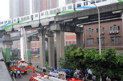 5月26日,救援人員在演練解救輕軌列車被困人員。當(dāng)天,重慶市舉行突發(fā)大面積停電事故應(yīng)急聯(lián)合演練。在演練中,救援人員將因“停電”而困在九龍坡區(qū)輕軌列車內(nèi)的人員通過消防云梯、繩降等方式解救出來。新華社記者 周衡義 攝
