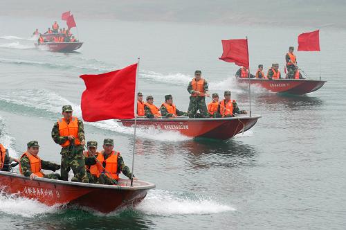5月26日,郴州市民兵舟橋分隊(duì)進(jìn)行沖鋒舟水上編隊(duì)防洪演練。 當(dāng)日,湖南省郴州市民兵舟橋分隊(duì)舉行防洪防災(zāi)演練,增強(qiáng)應(yīng)急反應(yīng)和水上救援能力。郴州市民兵舟橋分隊(duì)2000年組建,多次出色地完成搶險(xiǎn)救災(zāi)任務(wù)。新華社發(fā)(陳建平 攝)
