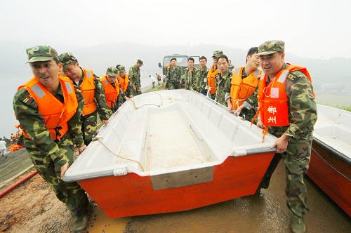 5月26日,郴州市民兵舟橋分隊(duì)隊(duì)員抬出沖鋒舟入水參加防洪救援演練。當(dāng)日,湖南省郴州市民兵舟橋分隊(duì)舉行防洪防災(zāi)演練,增強(qiáng)應(yīng)急反應(yīng)和水上救援能力。郴州市民兵舟橋分隊(duì)2000年組建,多次出色地完成搶險(xiǎn)救災(zāi)任務(wù)。 新華社發(fā)(陳建平 攝)