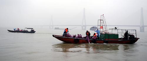 5月27日,漁政人員冒雨在洞庭湖放流魚苗。當(dāng)日,湖南省水生生物資源增殖放流活動(dòng)在岳陽(yáng)洞庭湖上啟動(dòng)。此次活動(dòng)共放流青魚、草魚、鰱魚、鳙魚等魚苗3015萬(wàn)尾,以及烏龜、中華鱉等珍稀水生動(dòng)物1200萬(wàn)尾。新華社記者 趙眾志 攝