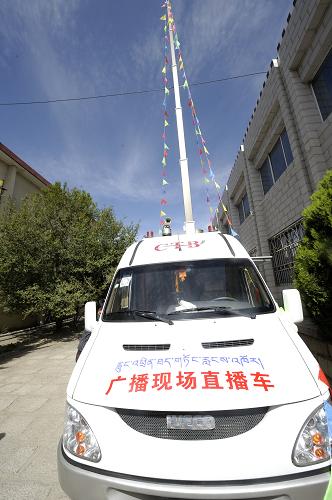 這是西藏首輛廣播現(xiàn)場(chǎng)直播車(6月3日攝)。日前,西藏首輛廣播現(xiàn)場(chǎng)直播車在西藏人民廣播電臺(tái)正式亮相。該車主要用于對(duì)重要會(huì)議、大型活動(dòng)、突發(fā)事件進(jìn)行現(xiàn)場(chǎng)直播報(bào)道和廣播節(jié)目錄制,確保在惡劣氣候條件下外出現(xiàn)場(chǎng)直播,填補(bǔ)了西藏地區(qū)沒(méi)有廣播現(xiàn)場(chǎng)直播車的空白。新華社記者 普布扎西 攝
