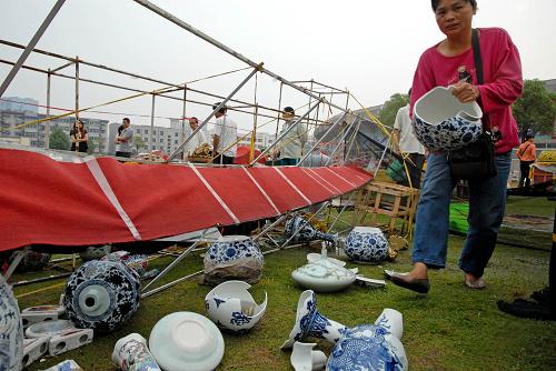 6月6日,江西景德鎮(zhèn)瓷器商在安徽淮南體育中心清理被雷雨大風(fēng)損壞的瓷器。 6月5日,受冷空氣影響,安徽省自北向南出現(xiàn)了雷雨、大風(fēng)、冰雹等強(qiáng)對流天氣。該省氣象臺監(jiān)測數(shù)據(jù)顯示,合肥風(fēng)力達(dá)到8級,最大風(fēng)力出現(xiàn)在壽縣達(dá)12級,懷遠(yuǎn)和淮南出現(xiàn)10mm和8mm的冰雹。 新華社發(fā)(陳彬 攝)