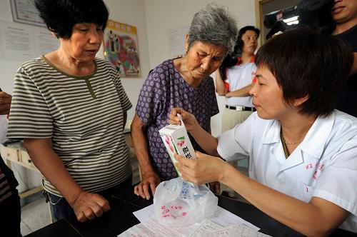 福州市閩侯縣婦幼保健所的醫(yī)務(wù)人員在為該縣南通鎮(zhèn)低保婦女免費(fèi)提供婦科病常用藥品(6月23日攝)。福建省政府日前決定,從今年5月份開始,組織城鄉(xiāng)最低生活保障對象中的婦女進(jìn)行免費(fèi)婦女常見疾病檢查,以此逐步建立健全婦女常見疾病普查制度,控制生殖道感染患病率,降低乳腺癌、宮頸癌死亡率。新華社記者 姜克紅 攝