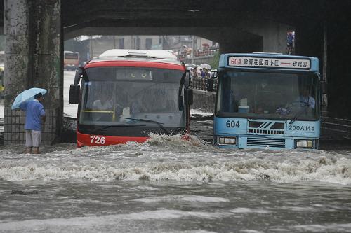 6月30日,武漢市區(qū)道路積水嚴重,車輛在水中行駛猶如行舟。近日來,武漢連降暴雨,造成市區(qū)嚴重積水,給城市交通和市民生活造成較大影響。新華社發(fā)