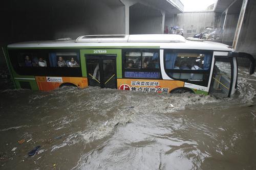 6月30日,武漢市區(qū)道路積水嚴重,車輛在水中行駛猶如行舟。近日來,武漢連降暴雨,造成市區(qū)嚴重積水,給城市交通和市民生活造成較大影響。新華社發(fā)