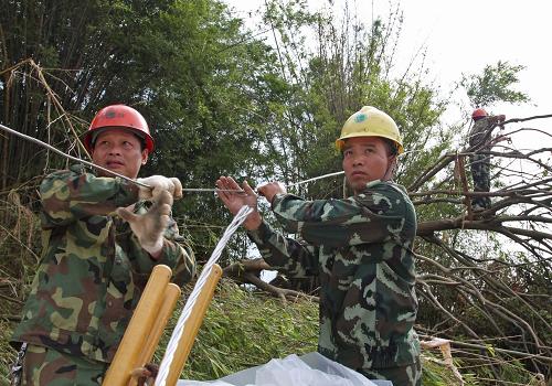 7月5日,電力工人正在搶修農(nóng)村電網(wǎng)線路。連日來,強降雨導致江西南康農(nóng)村電網(wǎng)受損嚴重,當?shù)?條10千伏主線受損,2萬多戶居民停電。災情發(fā)生后,南康市供電公司迅速開展搶修工作,截至5日下午6時許,受損主線已全部搶修完畢。新華社發(fā)(許朝陽 攝)