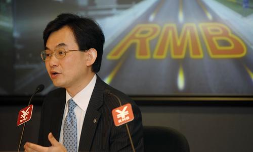 7月6日,中銀香港企業(yè)銀行及金融機構(gòu)副總經(jīng)理陳文向記者介紹跨境貿(mào)易人民幣結(jié)算業(yè)務(wù)的情況。當(dāng)日,香港與內(nèi)地跨境貿(mào)易人民幣結(jié)算業(yè)務(wù)正式展開,中銀香港為上海電氣香港有限公司辦理向內(nèi)地的人民幣貨款支付服務(wù)。香港匯豐銀行當(dāng)日也與交通銀行合作為上海環(huán)宇進(jìn)出口公司辦理人民幣跨境結(jié)算交易。新華社記者 周磊 攝