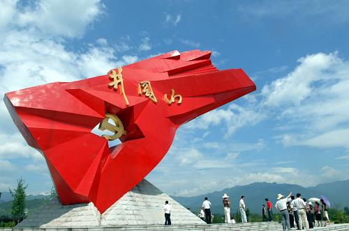 游客在井岡紅旗雕塑前參觀(6月30日攝)。近年來,江西充分發(fā)揮紅色文化資源優(yōu)勢,率先發(fā)展紅色旅游,取得良好效果。2008年,江西全省紅色旅游接待游客3543.17萬人次,占全省旅游人數(shù)的43.72%;紅色旅游綜合收入244.6億元,占全省旅游綜合收入的43.73%。新華社記者 季春鵬 攝