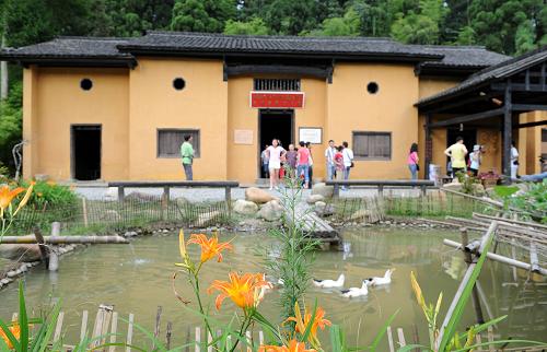 游客在井岡山茨坪毛澤東舊居參觀(6月30日攝)。近年來,江西充分發(fā)揮紅色文化資源優(yōu)勢,率先發(fā)展紅色旅游,取得良好效果。2008年,江西全省紅色旅游接待游客3543.17萬人次,占全省旅游人數(shù)的43.72%;紅色旅游綜合收入244.6億元,占全省旅游綜合收入的43.73%。新華社記者 馬平 攝