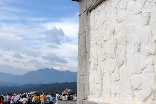游客在瞻仰井岡山革命烈士紀念碑(6月30日攝)。近年來,江西充分發(fā)揮紅色文化資源優(yōu)勢,率先發(fā)展紅色旅游,取得良好效果。2008年,江西全省紅色旅游接待游客3543.17萬人次,占全省旅游人數(shù)的43.72%;紅色旅游綜合收入244.6億元,占全省旅游綜合收入的43.73%。新華社記者 馬平 攝