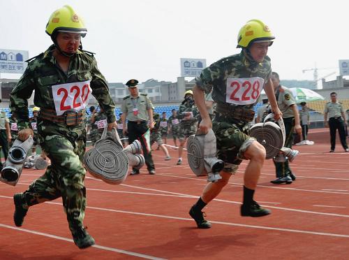 7月7日,在四川省南充市比賽點(diǎn),消防員參加百米負(fù)重跑。當(dāng)日,四川省公安消防總隊(duì)組織全省消防部隊(duì)官兵開展消防員崗位技能練兵競賽,活動(dòng)分別在成都、南充、內(nèi)江、綿陽的4個(gè)比賽點(diǎn)展開。新華社發(fā)(肖洪環(huán) 攝)